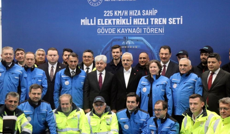Bakan Uraloğlu, ilk yerli ve milli elektrikli tren setlerinin kaynağını yaptı