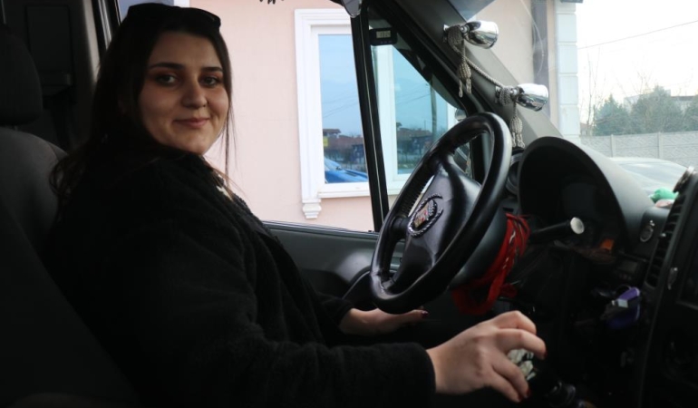 Araba sevgisi 22 yaşındaki kadını önce taksi sonra dolmuş şoförü yaptı