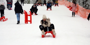 İĞNE ATSAN YERE DÜŞMEZ: 7'DEN 70'E HERKES ORADAYDI AKYAZI'DA KAYAK MERKEZLERİNİ ARATMAYAN GÖRÜNTÜLER: KARIN KEYFİNİ DOYASIYA YAŞADILAR KİMİ HORON ÇEKTİ KİMİ KIZAKLA KAYDI, RENKLİ GÖRÜNTÜLER ORTAYA ÇIKTI