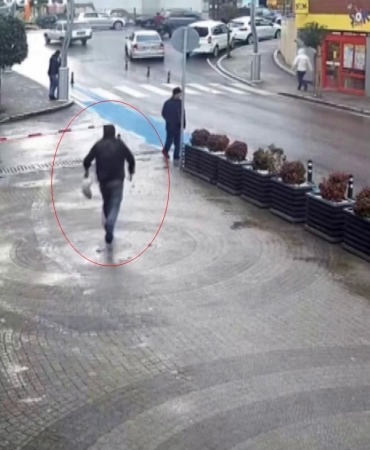 DİLENCİNİN "OSCARLIK" PERFORMANSI ZABITAYI GÖRÜNCE SON BULDU, O ANLAR KAMERADA KOLTUK DEĞNEĞİ İLE SAKAT NUMARASI YAPIYORDU, ZABITAYI GÖRÜNCE MARATON KOŞUCUSUNA DÖNDÜ