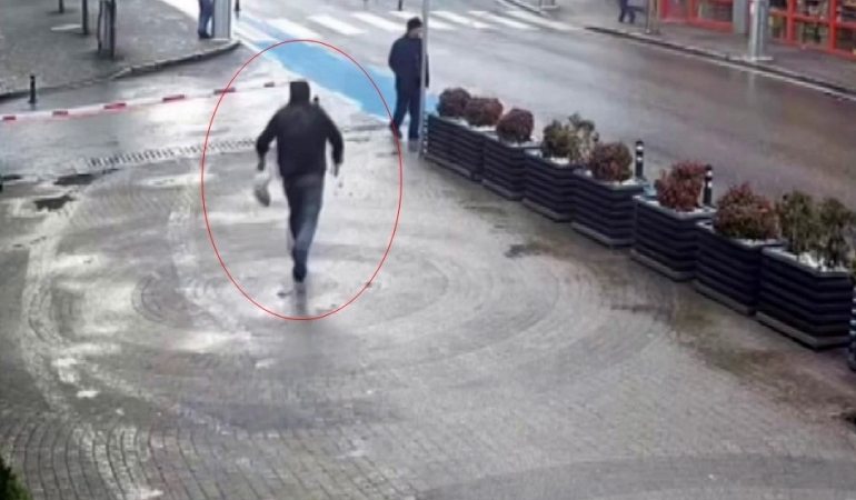 Dilencinin “Oscarlık” performansı zabıtayı görünce son buldu, o anlar kamerada