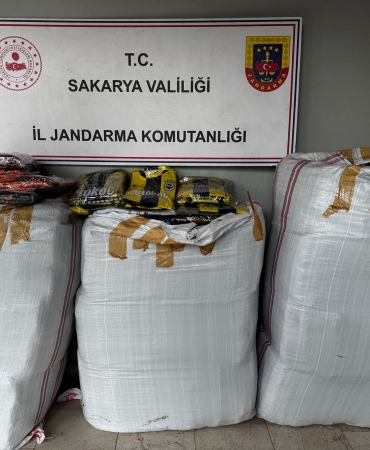 JANDARMA, YOL KONTROLÜNDE SAHTE 1 BUÇUK MİLYONLUK TAKIM FORMASI ELE GEÇİRDİ