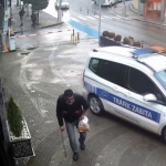 ZABITAYI GÖRÜNCE MARATON KOŞUCUSUNA DÖNÜŞEN DİLENCİNİN ÜZERİNDEN BAKIN KAÇ PARA ÇIKMIŞ