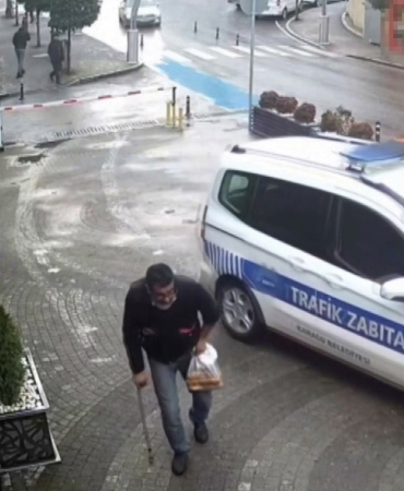 ZABITAYI GÖRÜNCE MARATON KOŞUCUSUNA DÖNÜŞEN DİLENCİNİN ÜZERİNDEN BAKIN KAÇ PARA ÇIKMIŞ