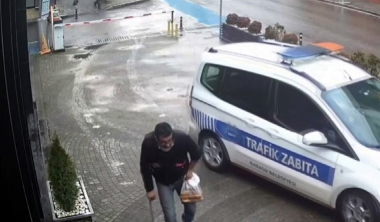 ZABITAYI GÖRÜNCE MARATON KOŞUCUSUNA DÖNÜŞEN DİLENCİNİN ÜZERİNDEN BAKIN KAÇ PARA ÇIKMIŞ