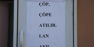 YERLERE ÇÖP ATANLARA KIZDI, SOKAKTAKİ DİREKLERE VE DUVARLARA BAKIN NE YAZDI ÇÖPLERDEN BIKAN KİŞİ, "ÇÖP ÇÖPE ATILIR LAN AYI" YAZISIYLA SİTEMİNİ GÖSTERDİ