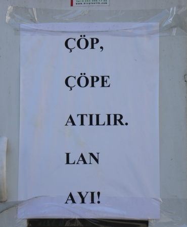 YERLERE ÇÖP ATANLARA KIZDI, SOKAKTAKİ DİREKLERE VE DUVARLARA BAKIN NE YAZDI ÇÖPLERDEN BIKAN KİŞİ, "ÇÖP ÇÖPE ATILIR LAN AYI" YAZISIYLA SİTEMİNİ GÖSTERDİ