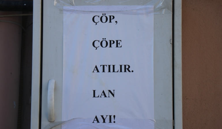 Yerlere çöp atanlara kızdı, sokaktaki direklere ve duvarlara bakın ne yazdı