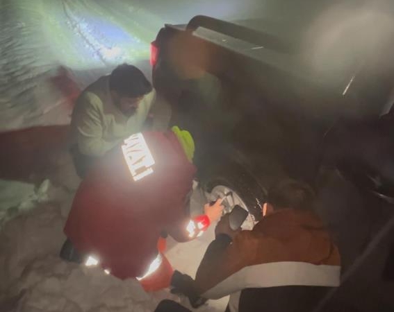Karla kaplı Çam Dağı’nda mahsur kalan aile kurtarıldı
