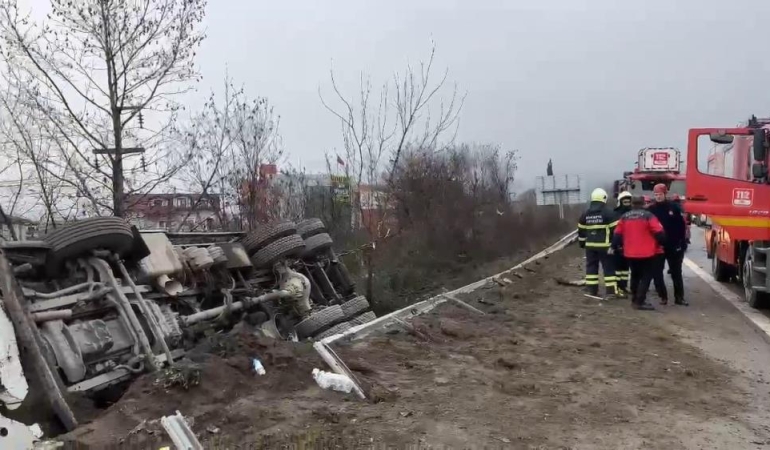 Otomobile çarpan kamyon şarampole devrildi: 3 yaralı