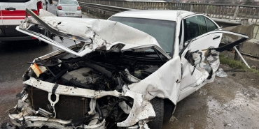 D-650'DE OTOMOBİL BARİYERLERE ÇARPTI: YAŞLI ÇİFTİ KAZA AYIRDI