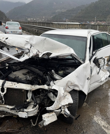 D-650'DE OTOMOBİL BARİYERLERE ÇARPTI: YAŞLI ÇİFTİ KAZA AYIRDI
