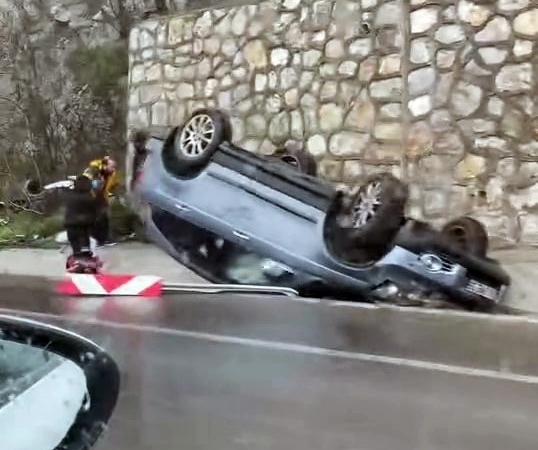 D-650’de otomobil ile çarpışan cip takla attı