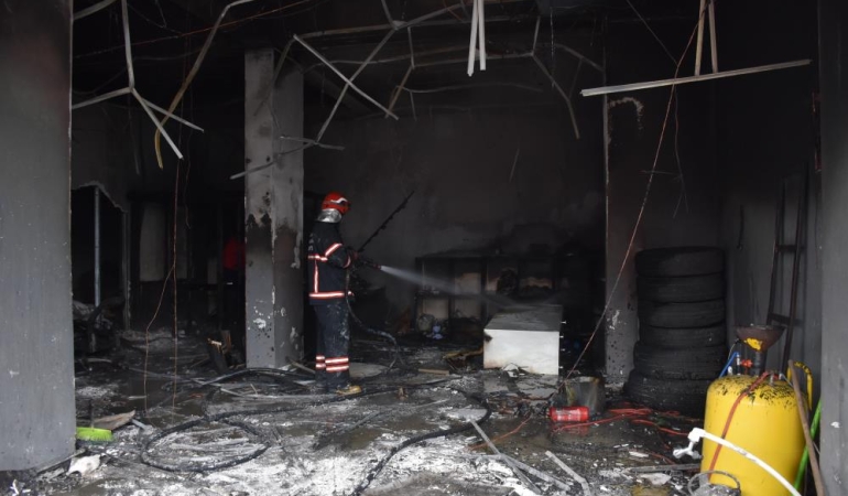 Oto yıkamacıda çıkan yangında dükkan kullanılamaz hale geldi