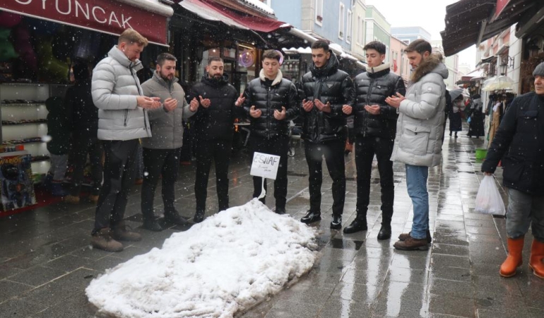 Sakarya’da esnaflar yaptıkları kardan mezarın başında dua etti