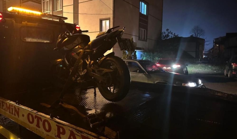 Alkollü ve ehliyetsiz sürücü motosikleti de plakasız kullandı: 71 bin lira ceza kesildi