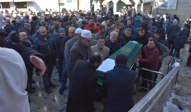 Tamir etmek istediği tırın altında kalmıştı: Son yolculuğuna uğurlandı