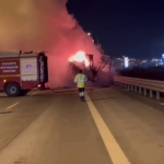 KUZEY MARMARA OTOYOLU'NDA SEYİR HALİNDEKİ TIRIN DORSESİ ALEV TOPUNA DÖNDÜ