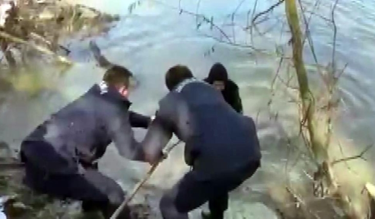 Nehre atlayan kadını jandarma ekibi ağaç dalıyla işte böyle kurtardı