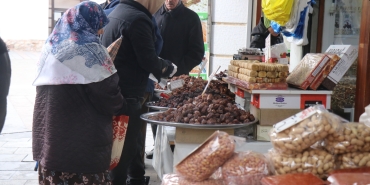 İFTAR SOFRALARININ VAZGEÇİLMEZİ HURMA HER KESEYE UYGUN FİYATIYLA ALICI BULUYOR