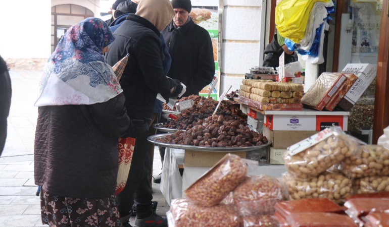 İftar sofralarının vazgeçilmezi hurma her keseye uygun fiyatıyla alıcı buluyor
