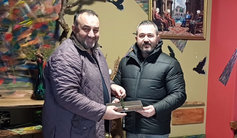 Sakarya’da tesbih sanatına özel dokunuş; Fatih Ünal’dan Levent Candan’a anlamlı hediye