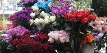 ÇİÇEKÇİLERİN 14 ŞUBAT MESAİSİ: TEK BİR GÜL 150, BUKET 500 LİRADAN ALICI BULUYOR