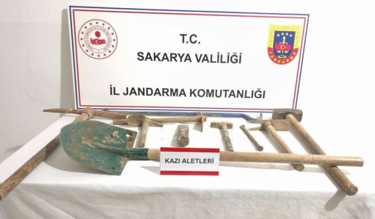 Geyve’de ormanlık alanda kaçak kazı yapan 6 kişi yakalandı
