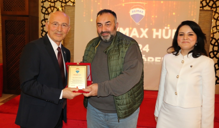 REMAX-Hür’den Bayri ve Candan’a Teşekkür Plaketi
