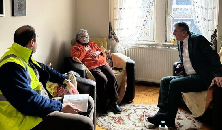 Attıkları her adımda yaşlıların yüreğini ısıtıyorlar
