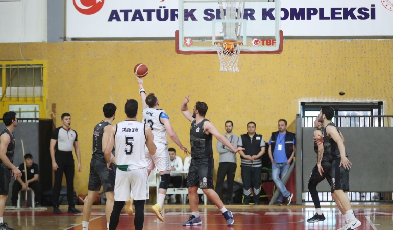 Büyükşehir basketbol taraftarı önünde turu geçti: 81-71