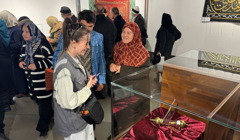 Hz. Muhammed’in mukaddes emanetleriyle hayatlarında ilk kez buluştular