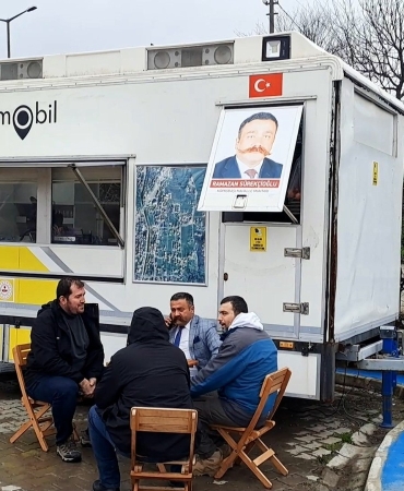 BU DA KARAVANLI SEYYAR MUHTAR: HİZMETİ VATANDAŞIN AYAĞINA KADAR GÖTÜRÜYOR MUHTARLIK HİZMET BÜROSU BULUNMAYAN MUHTAR KARAVANLA BÖLGE BÖLGE DOLAŞIYOR MUHTAR RAMAZAN SÜREKÇİOĞLU: "SORUN NEREDEYSE MUHTARLIĞIMIZI ORAYA GÖTÜRÜYORUZ"