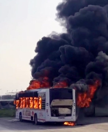 SAKARYA'DA OTOBÜS ALEV TOPUNA DÖNDÜ: GÖKYÜZÜNÜ KARA DUMAN KAPLADI YOLCULARIN TAHLİYE EDİLDİĞİ ARAÇTAN GERİYE DEMİR YIĞINI KALDI