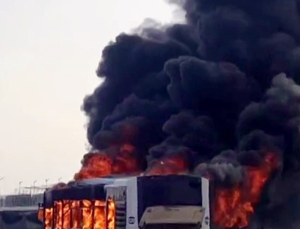 Sakarya’da otobüs alev topuna döndü: Gökyüzünü kara duman kapladı