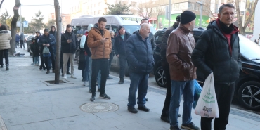 SAKARYA'DA İLK İFTAR GÜNÜNDE PİDE KUYRUĞU