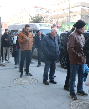 SAKARYA'DA İLK İFTAR GÜNÜNDE PİDE KUYRUĞU