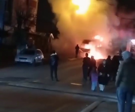 Arızalanan minibüs alev topuna döndü