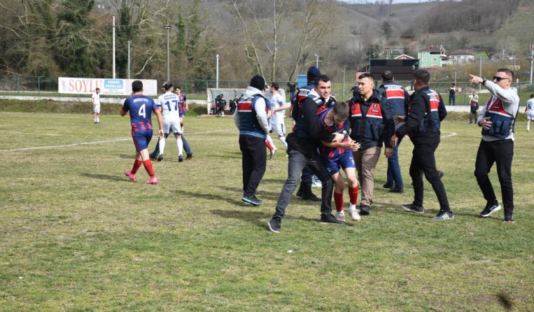 Yeşil saha boks ringine döndü: Tekme, yumruk ve küfürler havada uçuştu