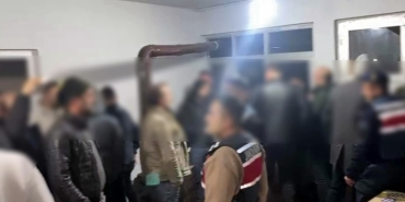 SAKARYA'DA YASA DIŞI BAHİS OPERASYONU: 66 KİŞİYE BİNLERCE LİRA CEZA KESİLDİ JANDARMA EKİPLERİNİN BASKIN ANI KAMERADA