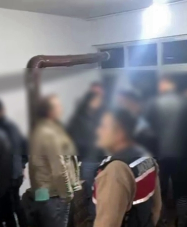 SAKARYA'DA YASA DIŞI BAHİS OPERASYONU: 66 KİŞİYE BİNLERCE LİRA CEZA KESİLDİ JANDARMA EKİPLERİNİN BASKIN ANI KAMERADA