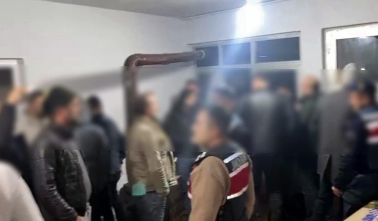 SAKARYA'DA YASA DIŞI BAHİS OPERASYONU: 66 KİŞİYE BİNLERCE LİRA CEZA KESİLDİ JANDARMA EKİPLERİNİN BASKIN ANI KAMERADA