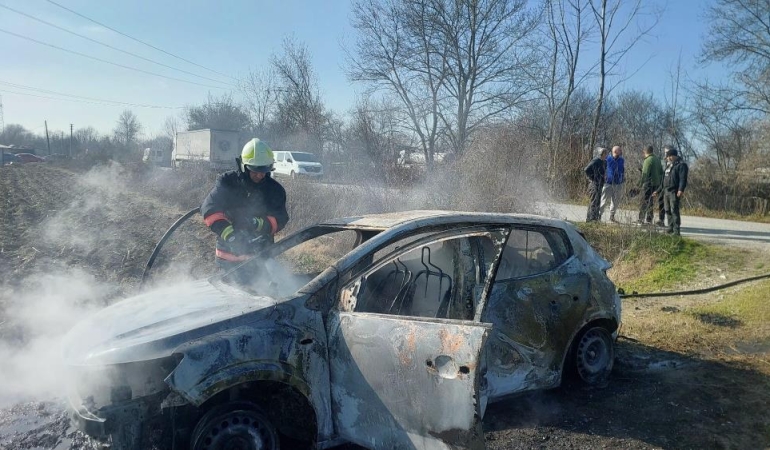 Tarlaya çektiği otomobilde kendini yakmaya çalıştı