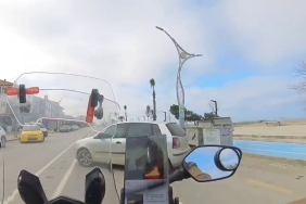 SİNYAL VERMEDEN YOLA ÇIKTI: OTOMOBİLİNE ÇARPAN MOTOSİKLETLİYİ SUÇLADI