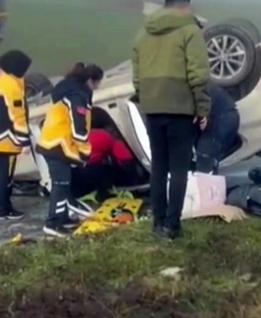SAKARYA'DA KAVŞAKTA İKİ OTOMOBİL ÇARPIŞTI: 1 ÖLÜ, 3 YARALI TAKLA ATAN OTOMOBİLDE SIKIŞTIĞI YERDEN İTFAİYE EKİPLERİNCE ÇIKARTILAN YARALI, KALDIRILDIĞI HASTANEDE YAŞAMINI YİTİRDİ
