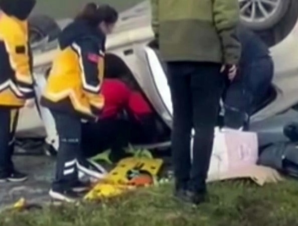 Sakarya’da kavşakta iki otomobil çarpıştı: 1 ölü, 3 yaralı