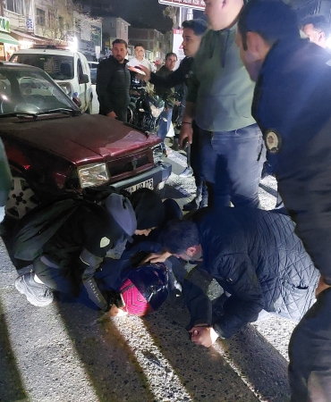EVRAKLARI EKSİK OLAN OTOMOBİL KURAL İHLALİ YAPTI, MOTOSİKLETLE ÇARPIŞTI
