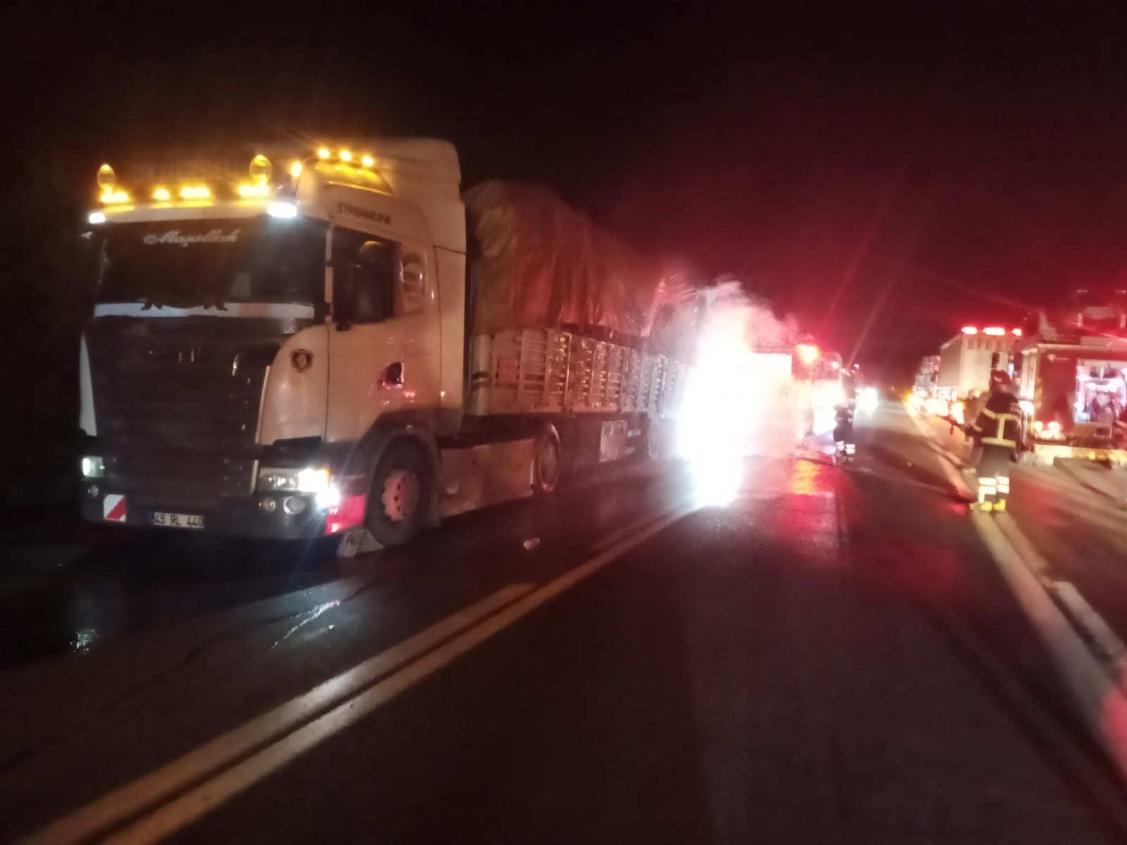 TOMRUK YÜKLÜ TIRIN BALATALARI ALEV ALDI: VATANDAŞ YANGINI SPİKER GİBİ ANLATTI