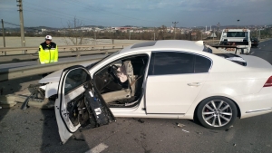 SAKARYA'DA BARİYER OTOMOBİLİN İÇİNE GİRDİ