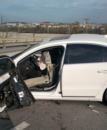 SAKARYA'DA BARİYER OTOMOBİLİN İÇİNE GİRDİ